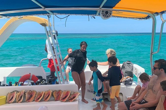 3hr Seaside Scavenger hunt - Watching the crew prepare conch ceviche