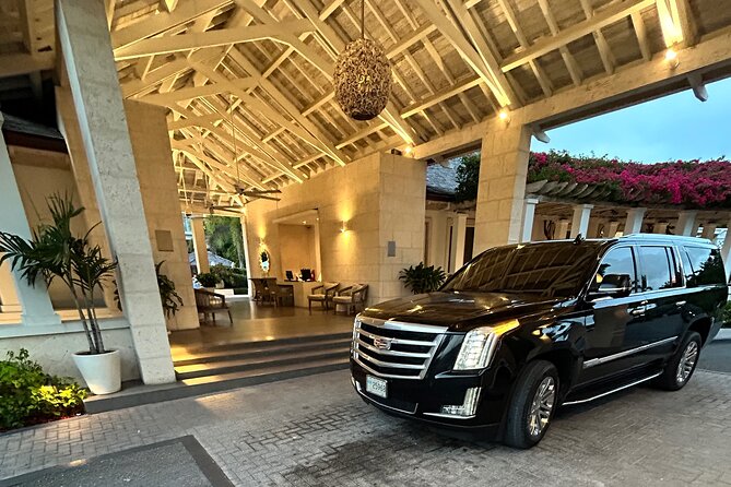 Private Luxury Airport Transportation RoundTrip - A 15-minute ride with room for your group